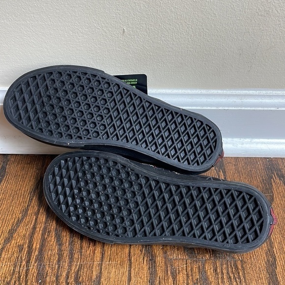 NWT Vans Classic Slip On Terror Spiderwebs Skulls Vampire Glow In the Dark - Picture 5 of 5